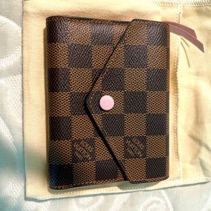 EUC Louis Vuitton Victorine Wallet in Damier